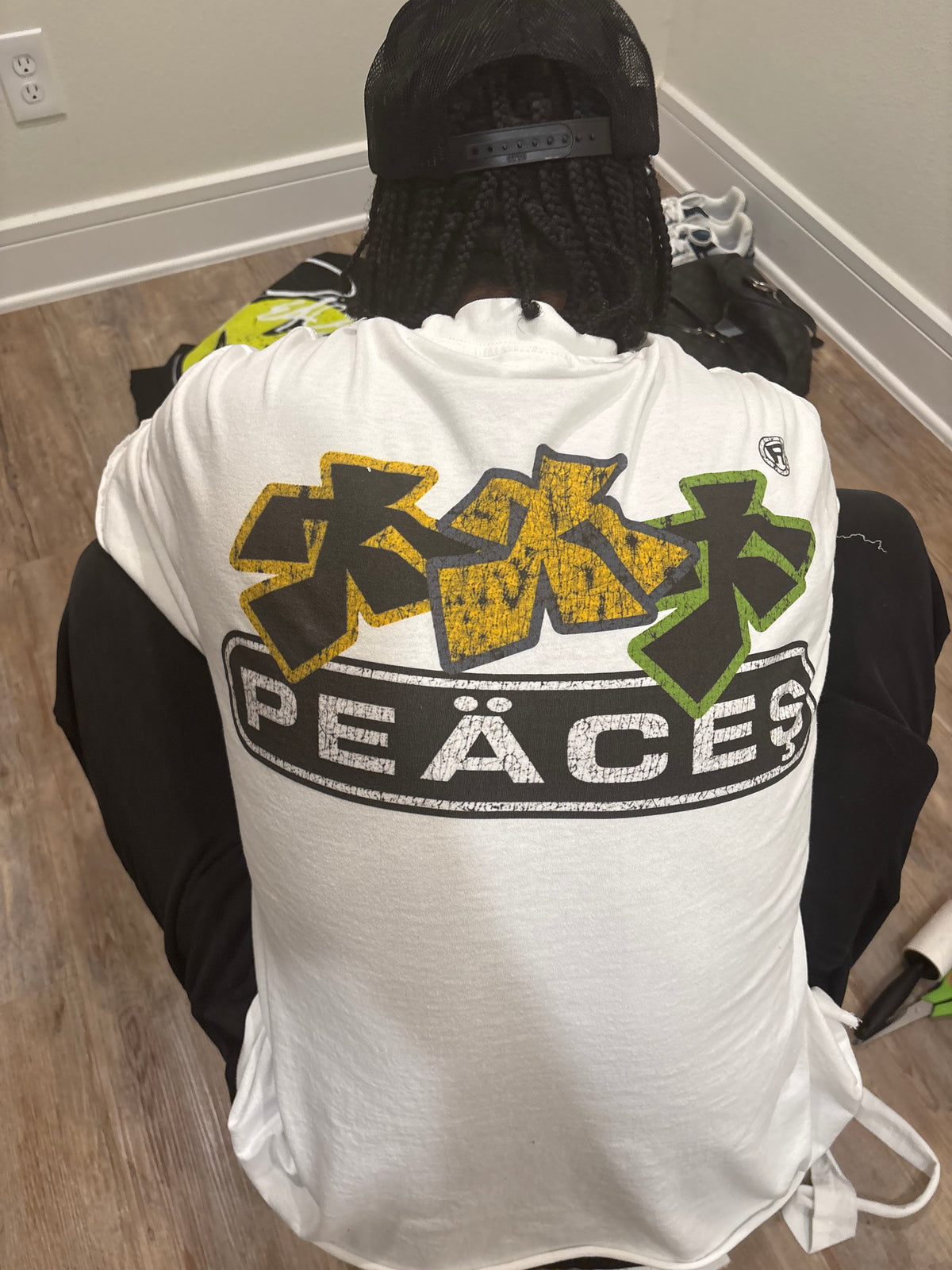 Abstract Peäces Tee